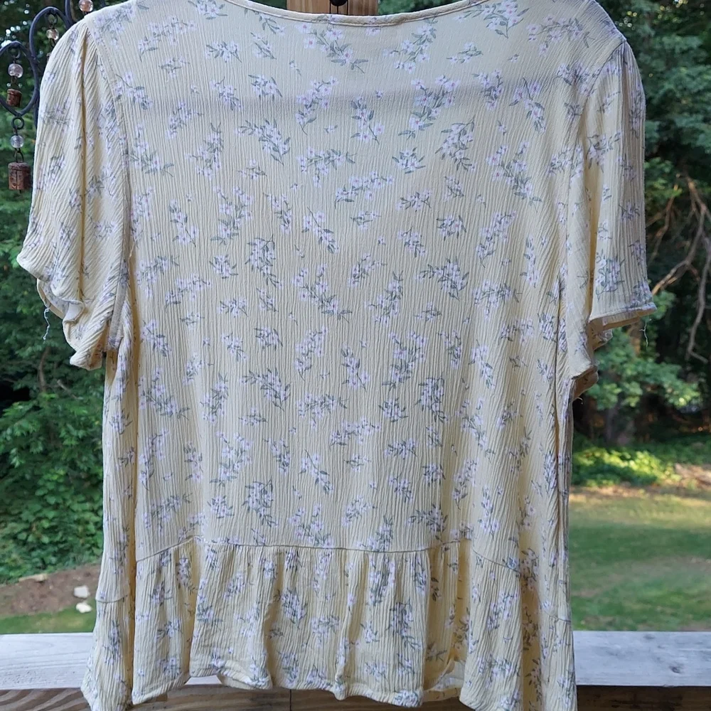 Hippie Rose Yellow Floral Button V Neck S/S Ruffle Trim Crop Top Sz L